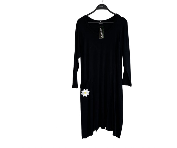 Kjole, Viscose m/raglan ærmer og hvid blomst på lomme,  Sort